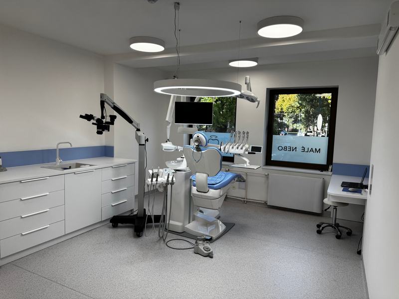 Ošetrovňa so zubným kreslom a mikroskopom — zubná ambulancia Malé nebo, Bratislava – Ružinov