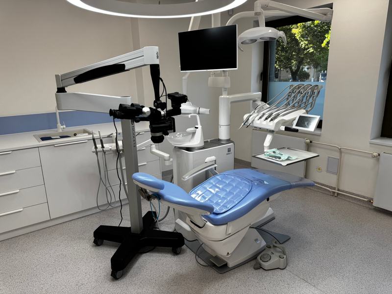 Pracovisko lekárky s mikroskopom — zubná ambulancia Malé nebo, Bratislava – Ružinov