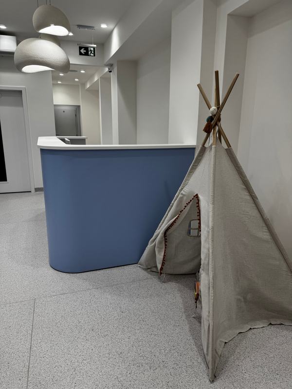 Tee-pee stan pre deti pri recepcii — zubná ambulancia Malé nebo, Bratislava – Ružinov
